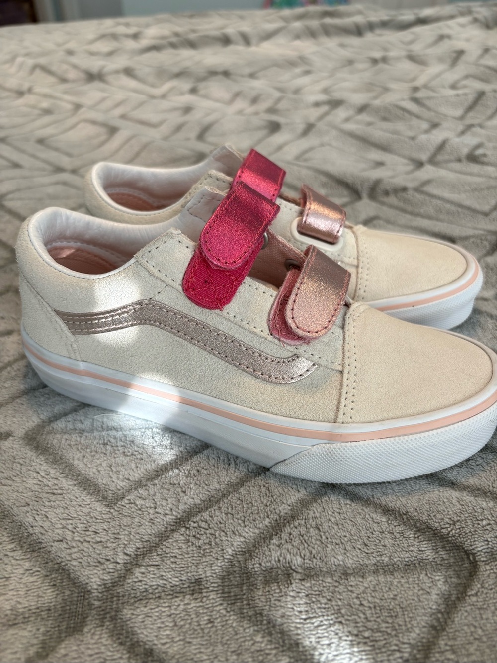 Vans Kids Suede Velcro Sneakers in Cream with Metallic Pink Accents Sz 1 - Picture 3 of 9
